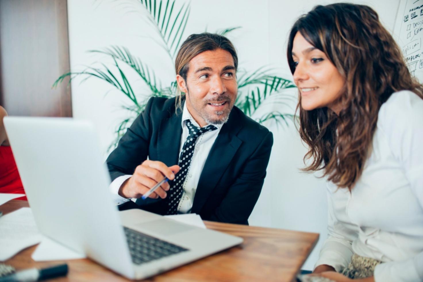 Équipe travaillant sur des stratégies financières collaboratives