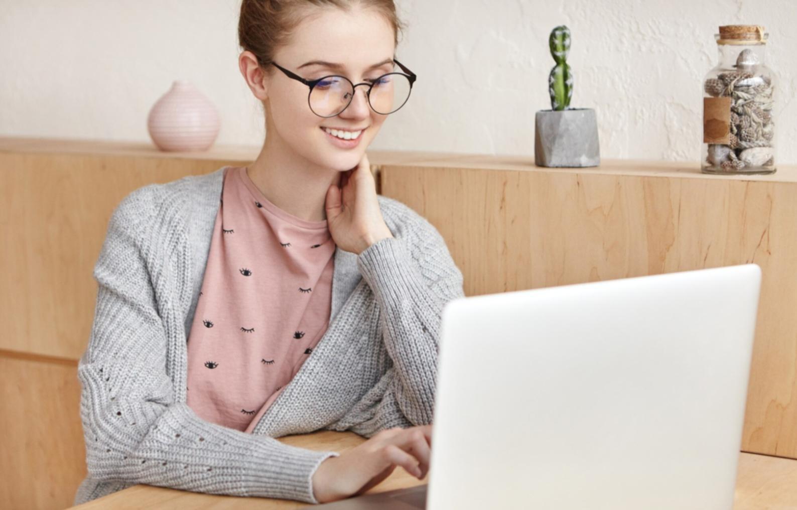 Équipe d'experts en finances travaillant sur des stratégies personnalisées